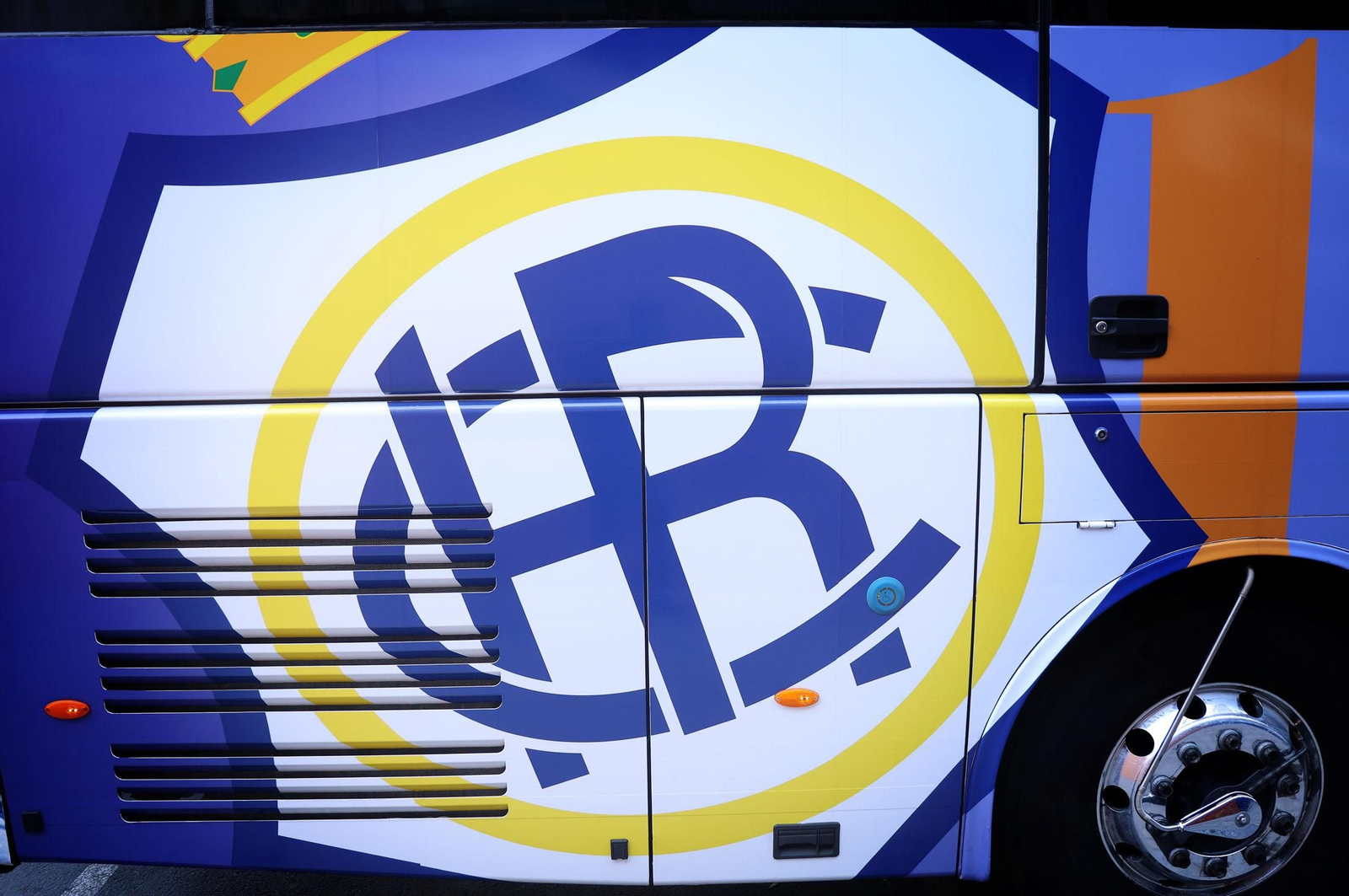 Imágenes del nuevo autobús oficial del Recreativo de Huelva