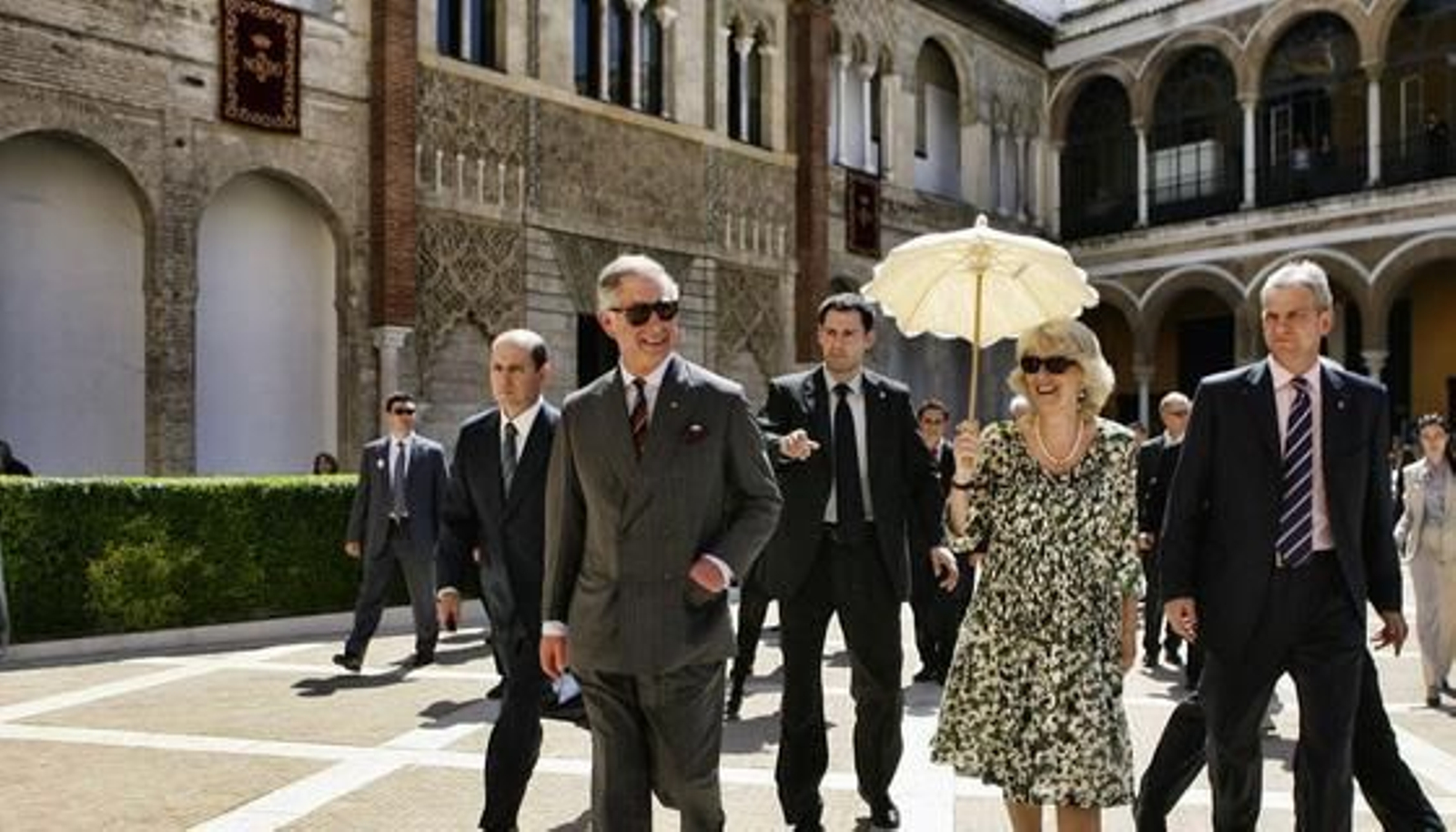 Carlos y Camilla llegan al Real Alcázar de Sevilla.

Foto: Antonio Pizarro