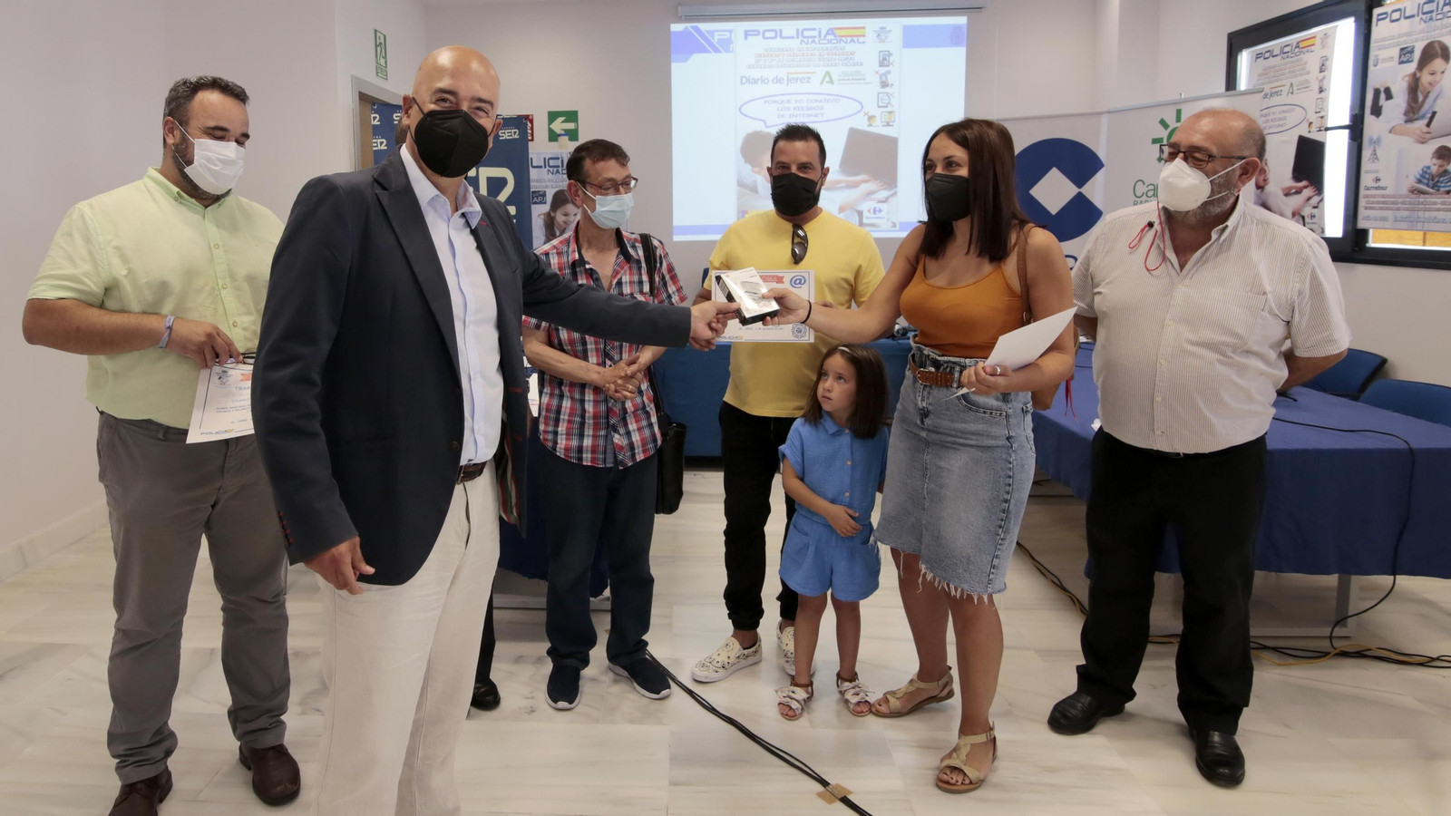 Premios del concurso escolar de infografías sobre riesgos de internet de Diario de Jerez y Policia Nacional