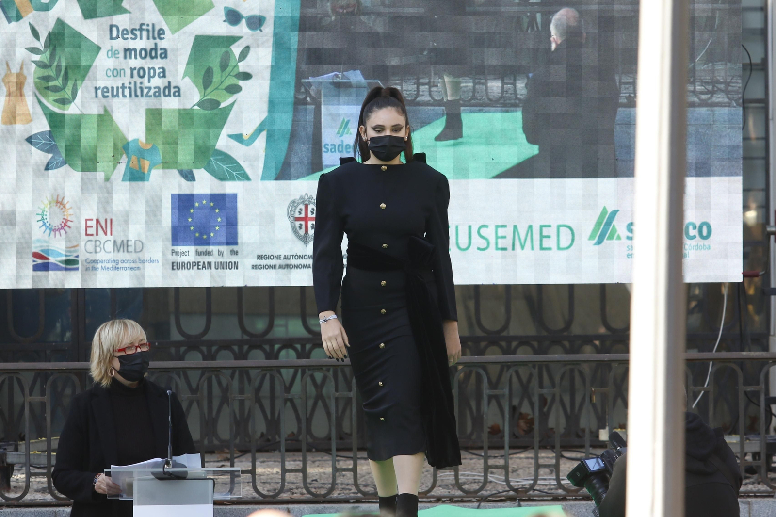 El desfile con moda reciclada de Córdoba, en imágenes