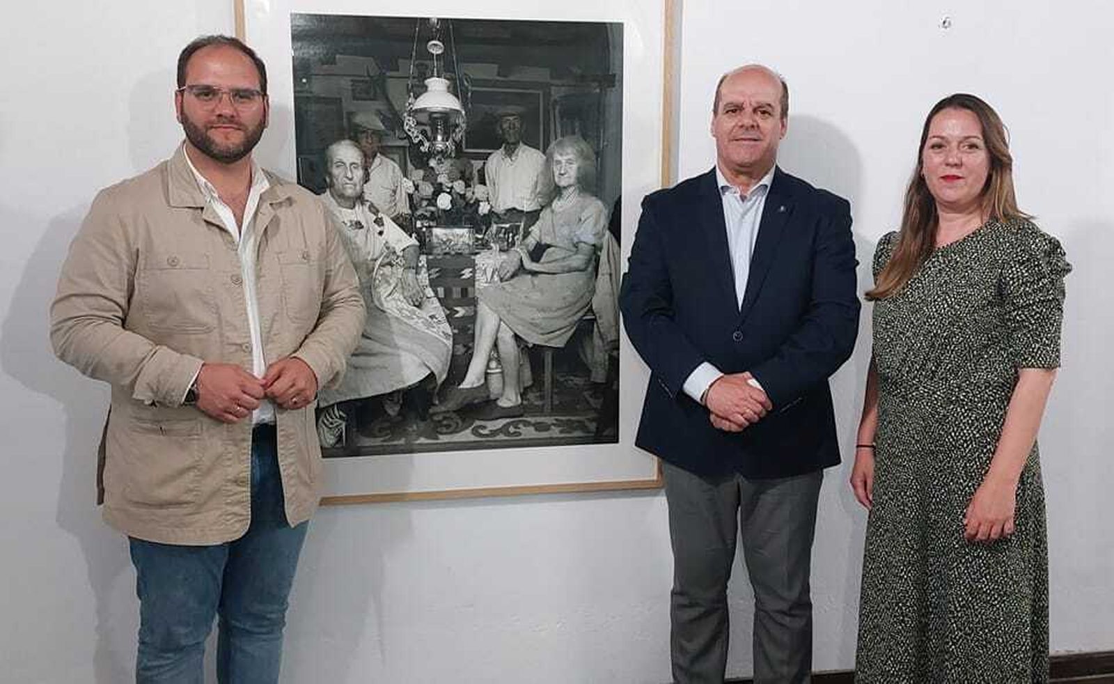 Los responsables municipales, junto a la fotografía.