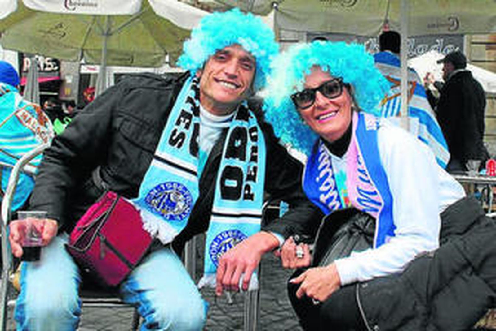 Una pareja de malaguistas disfruta en una terraza.