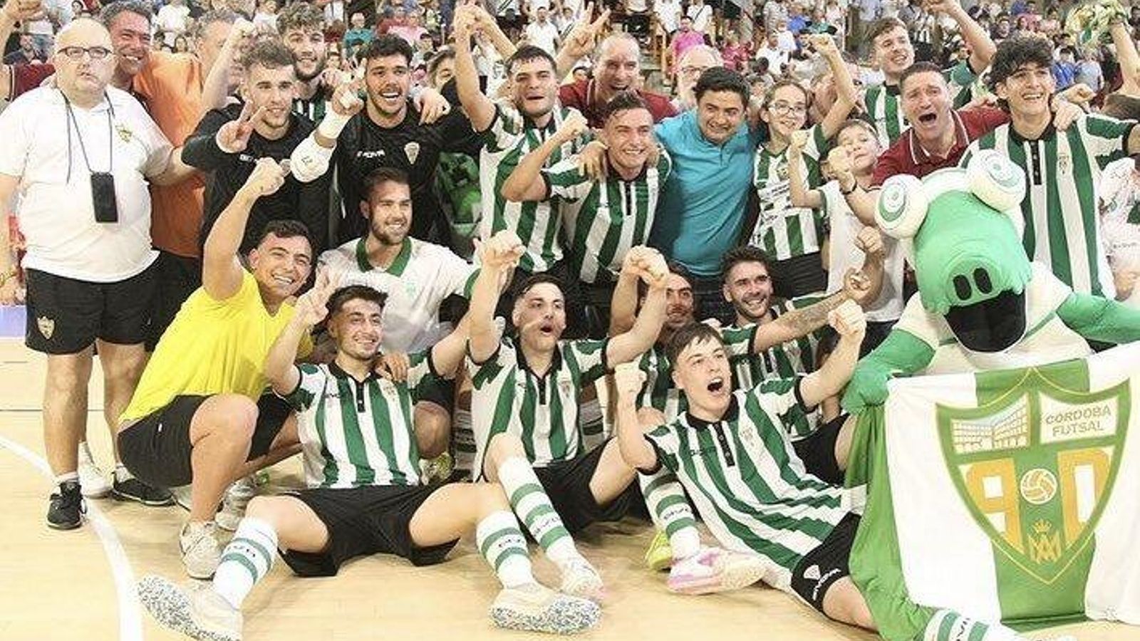 Álex Bernal celebra con sus compañeros el ascenso del filial cordobesista.