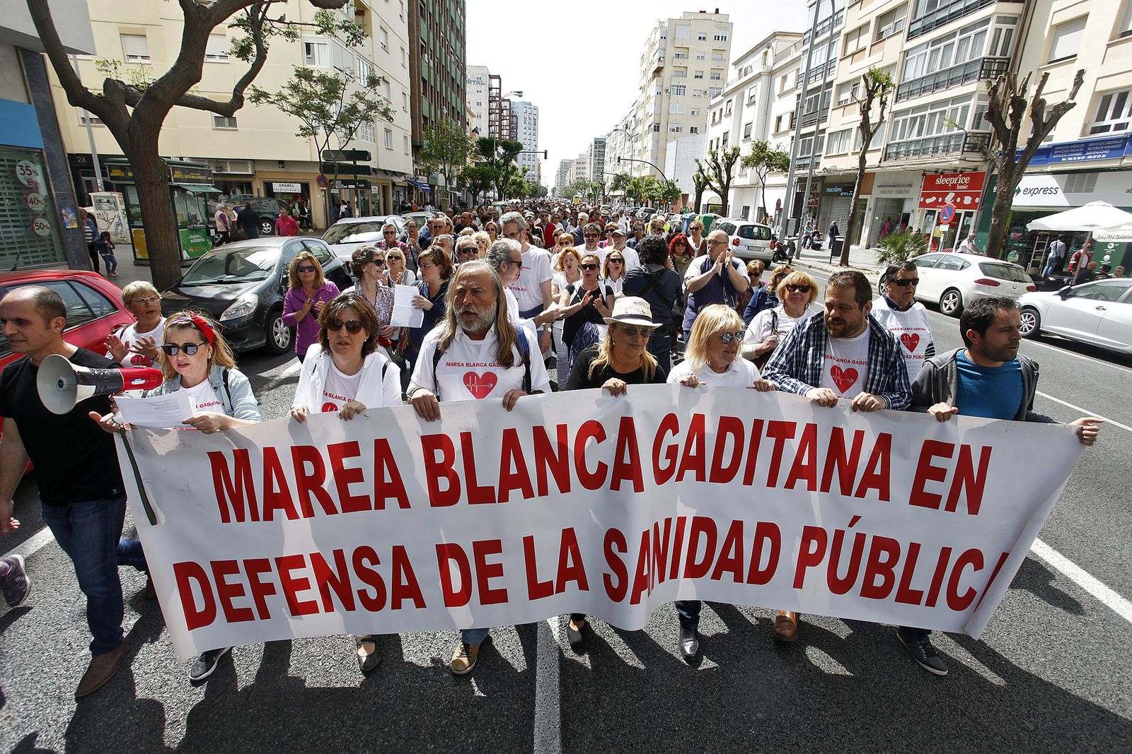 Cabecera de una de las manifestaciones organizadas este año por la Marea Blanca Gaditana, con Antonio Vergara al frente.