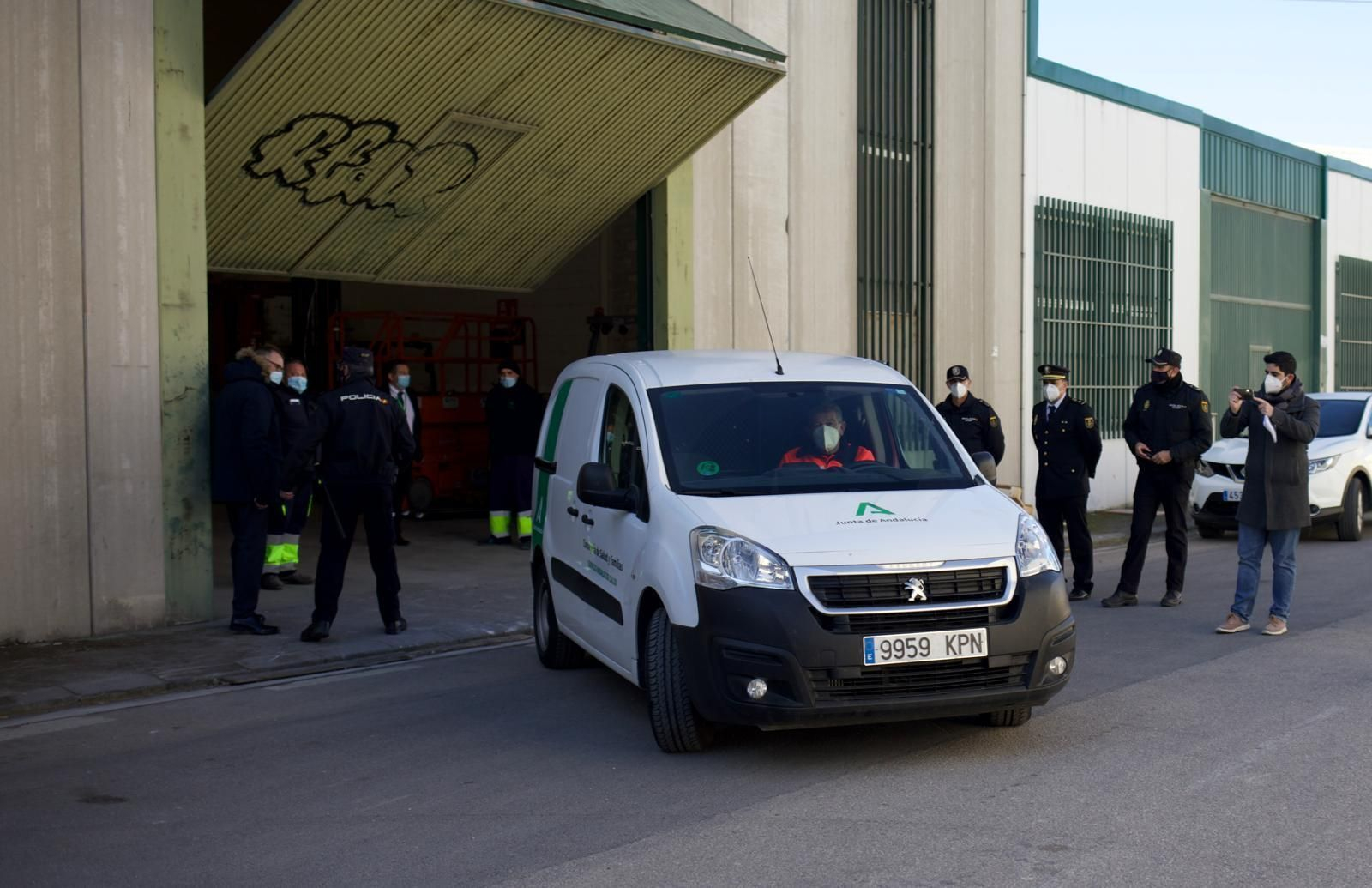 La furgoneta con las vacunas del coronavirus parte hacia las residencias de Granada