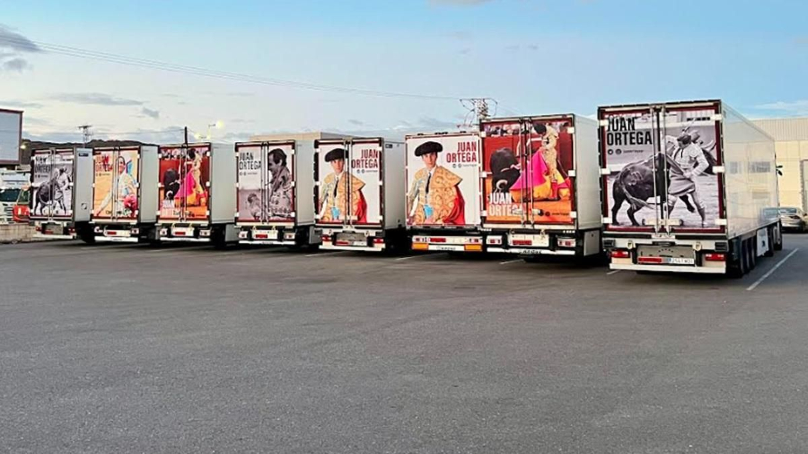 La nueva flotilla de camiones que llevará la imagen de Juan Ortega por las carreteras europeas.