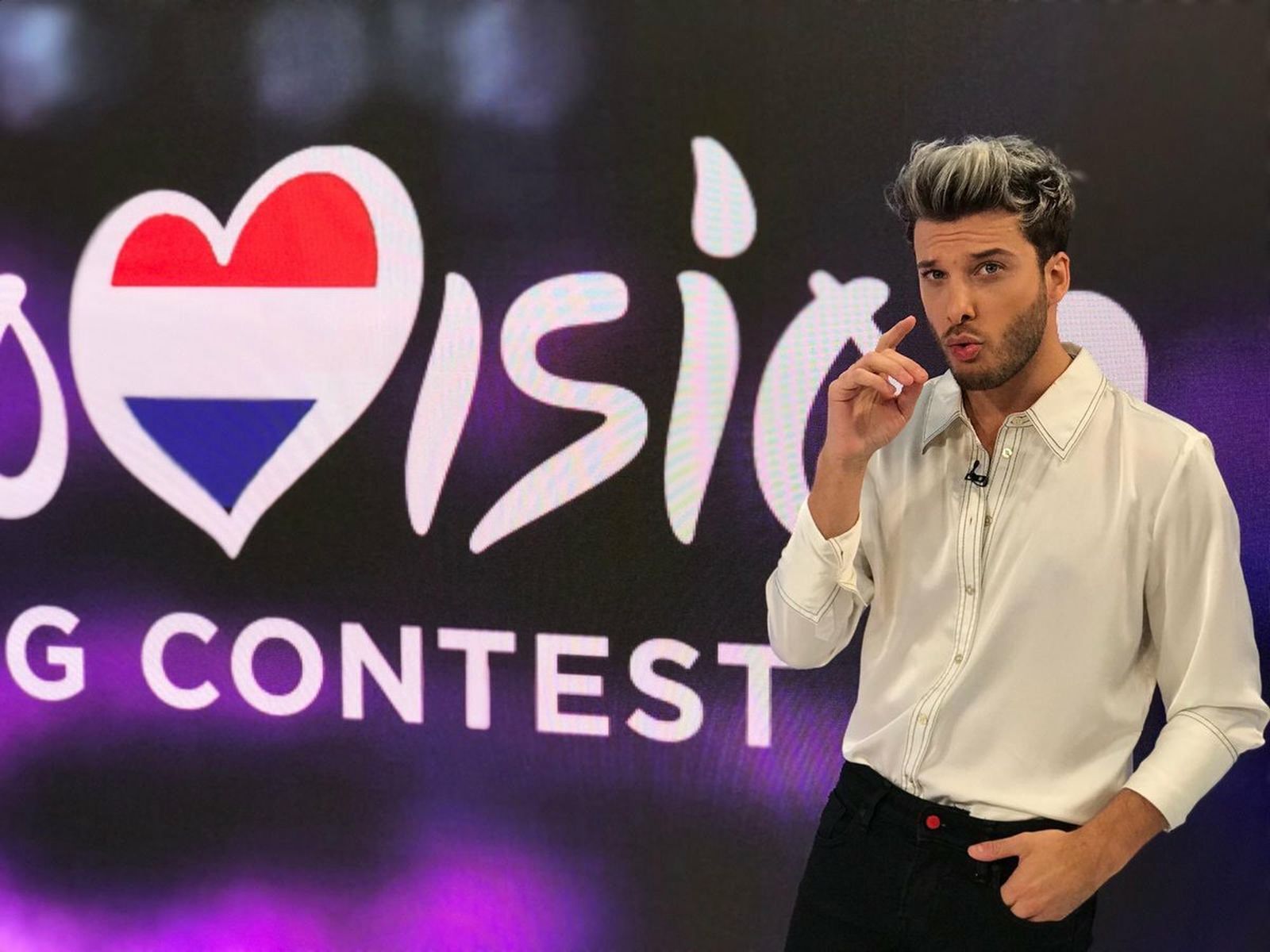Blas Cantó ante el logo neerlandés de Eurovisión 2020