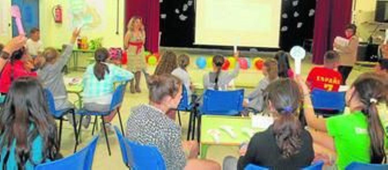 Clase de lengua, cultura y civilización rumana en un colegio de Huelva.