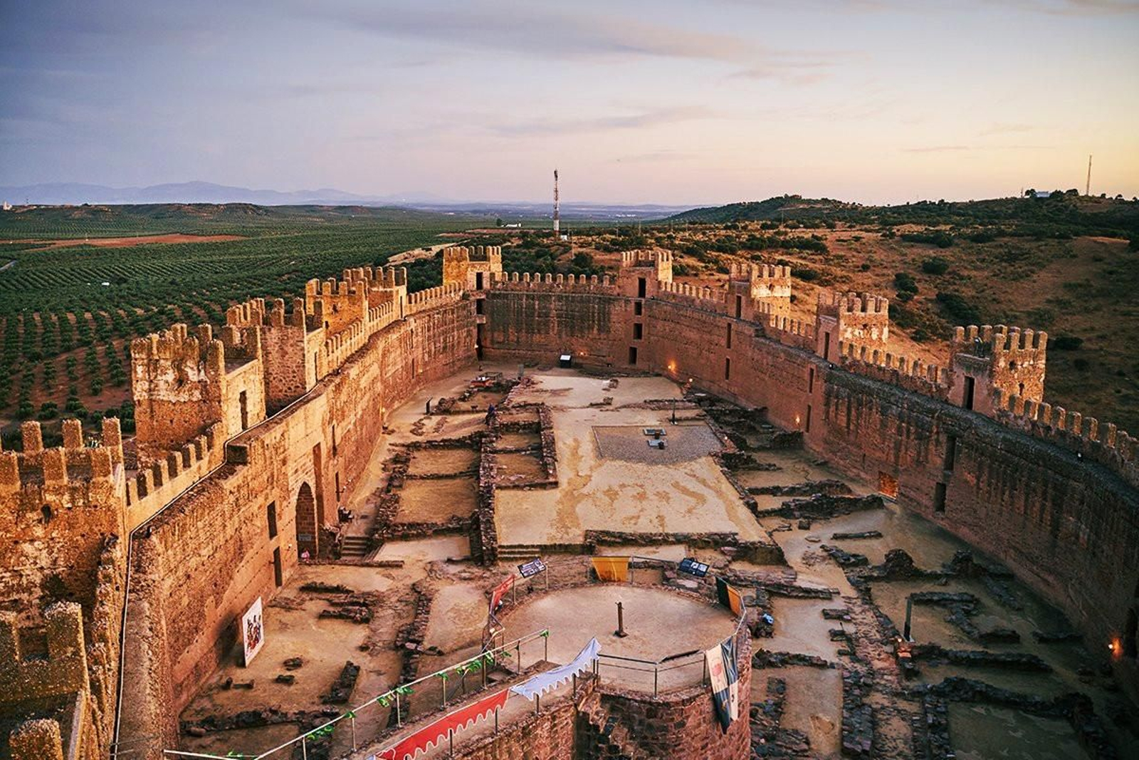 El impresionante Castillo de Burgalimar será el escenario perfecto para un juego de escapismo en vivo en el que tendrás que recorrer todas sus torres.