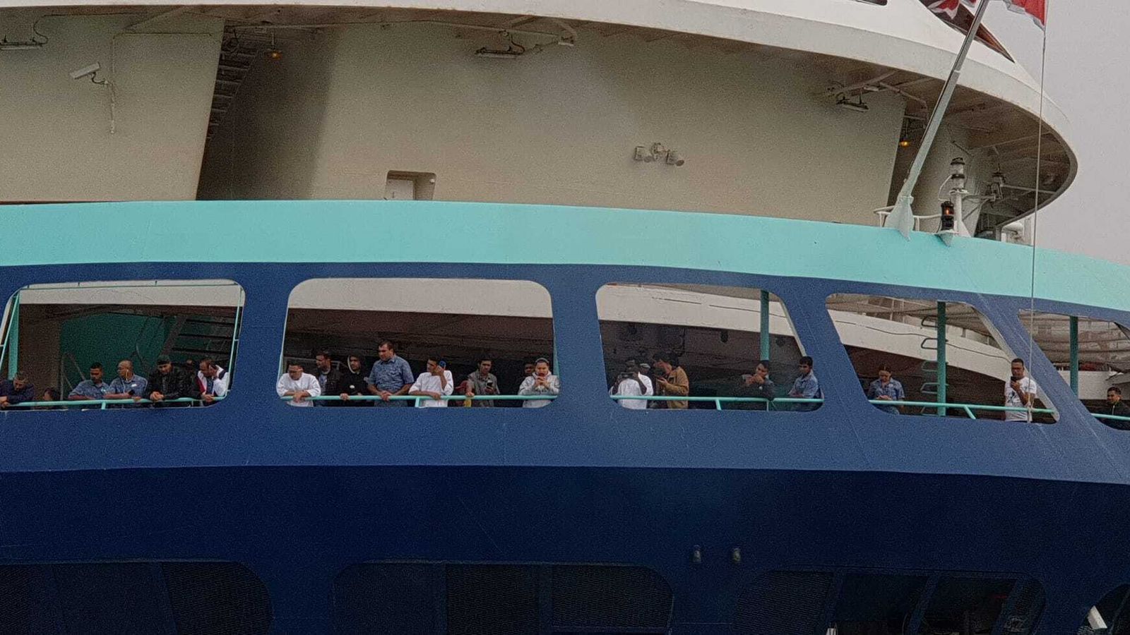 Algunos de los tripulantes en la popa del barco