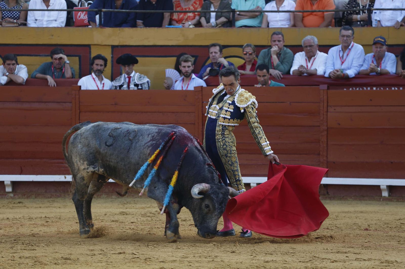 Una decepcionante corrida de Miura con Esaú Fernández a hombros cierra Algeciras