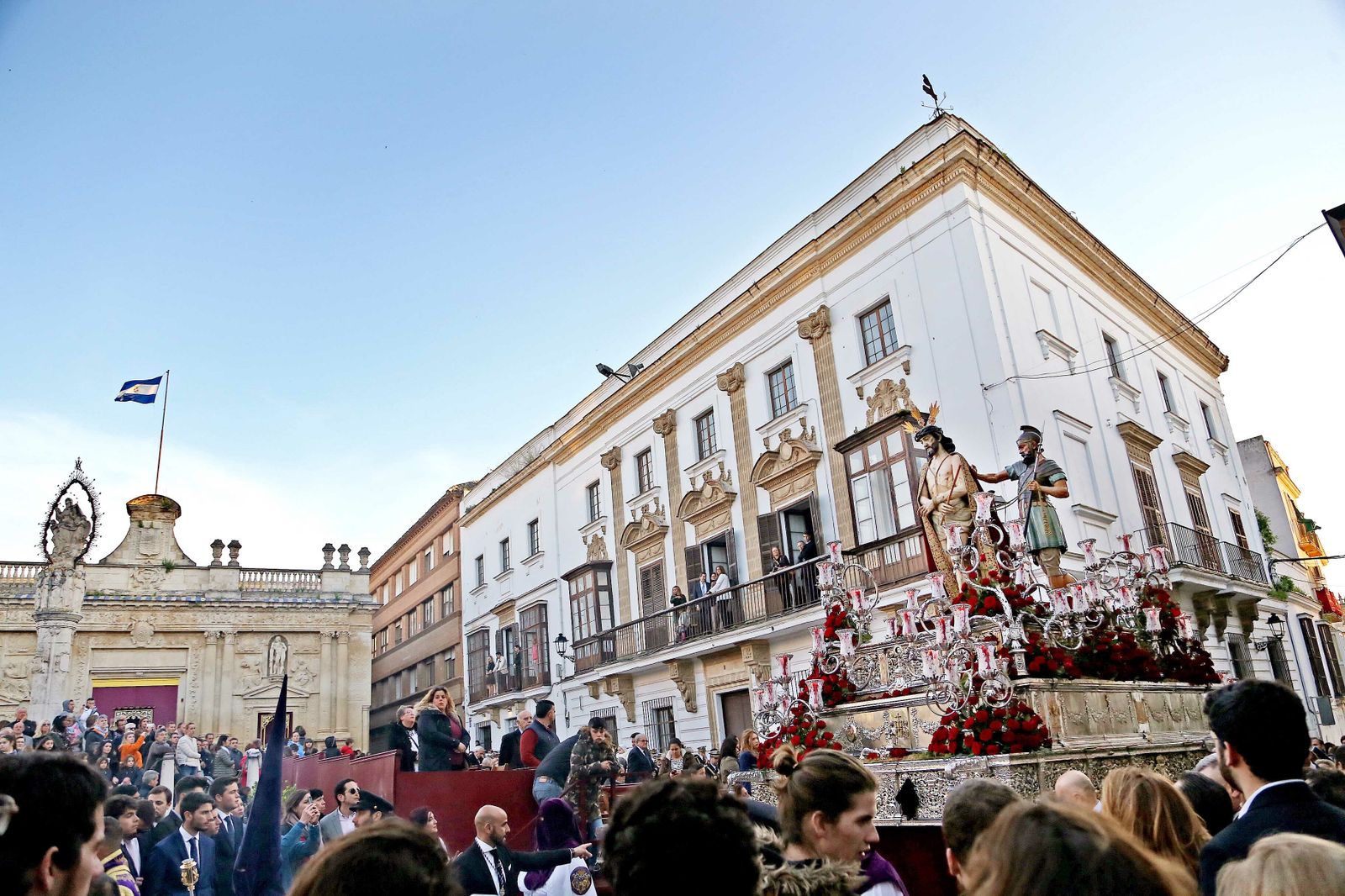 El Ecce Homo pasa por delante del Palacio, en una pasada Semana Santa.