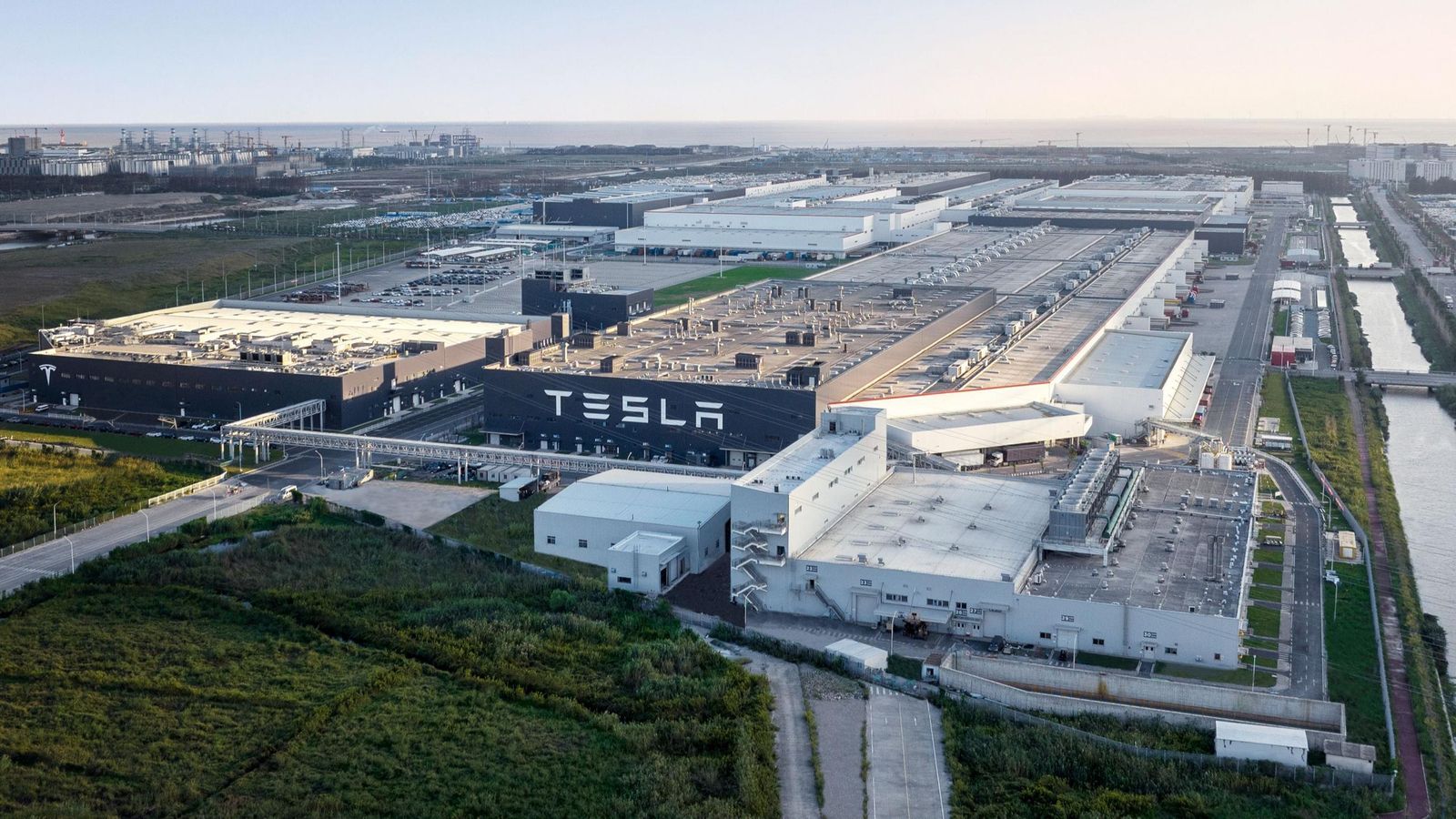 En los últimos meses, la producción de Tesla en su gigafactoría de Shanghái ha seguido disminuyendo a la par que lo hacían sus ventas en China. En los últimos meses, la producción de Tesla en su gigafactoría de Shanghái ha seguido disminuyendo a la par que lo hacían sus ventas en China.