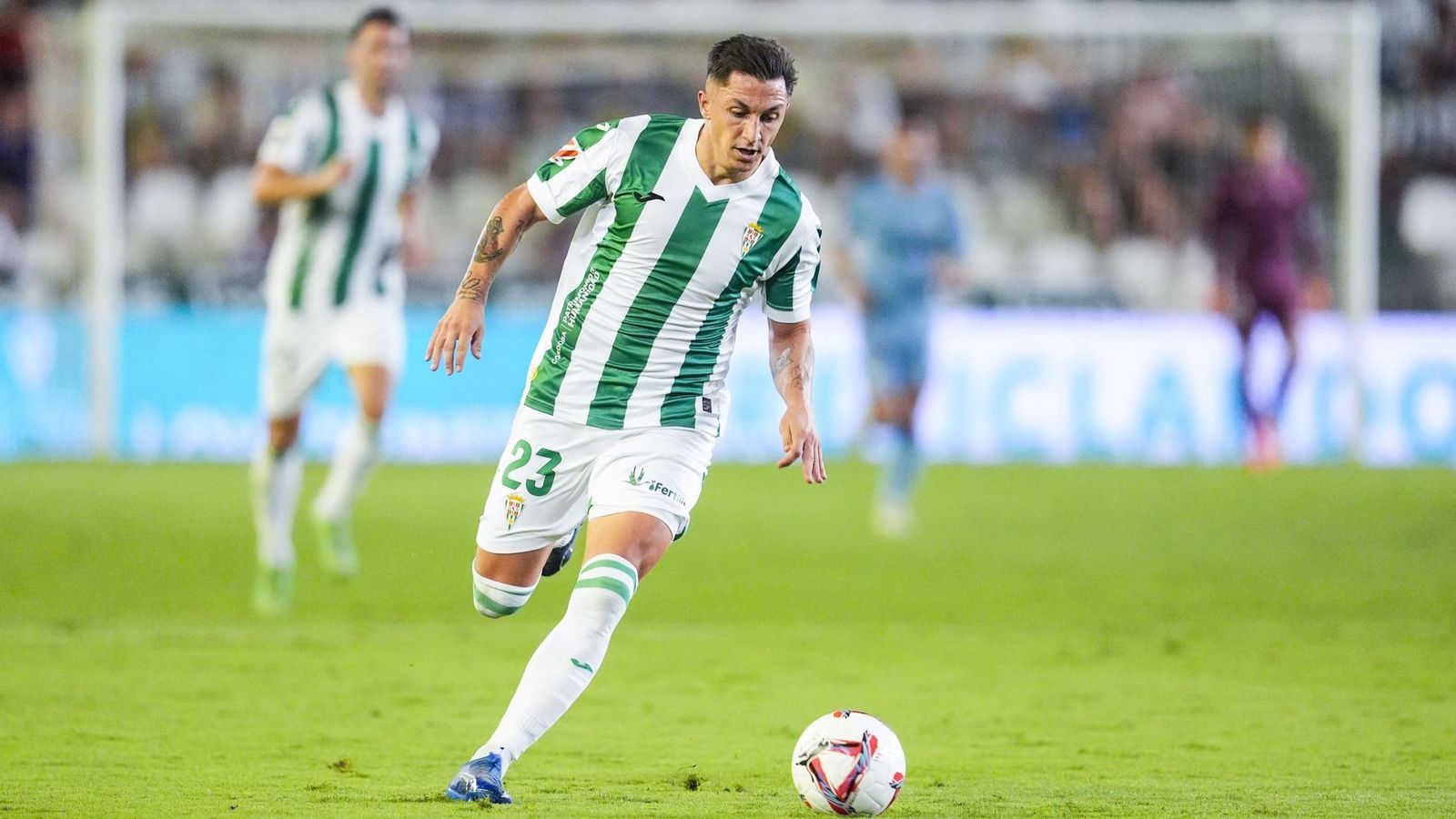 Carracedo conduce el balón en un partido del Córdoba CF en El Arcángel.
