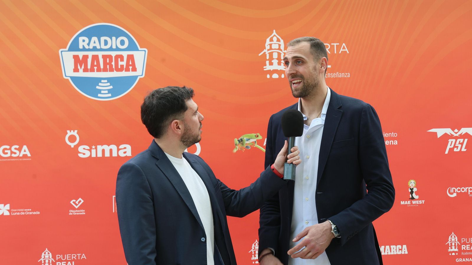 Fernando Herrero de Radio Marca Granada con al jugador de baloncesto Pablo Aguilar.