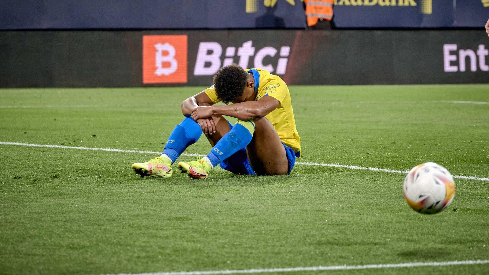 Partido de fútbol entre el Cádiz CF y el Getafe CF.