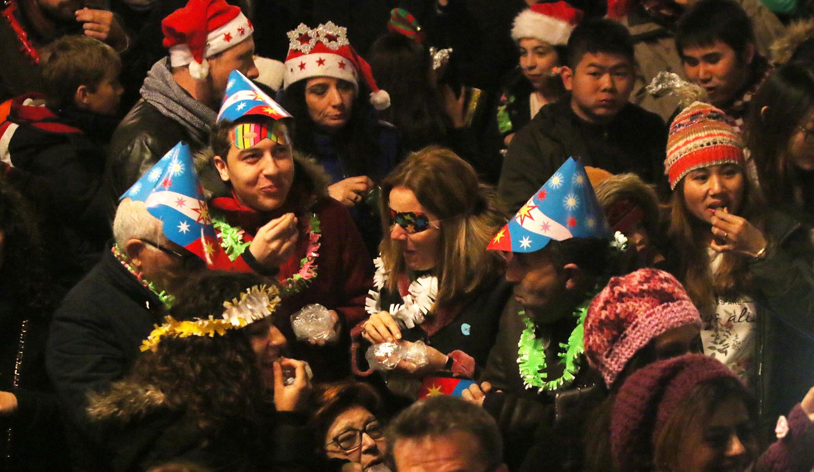 Algunos de los asistentes a una fiesta de Fin de Año.