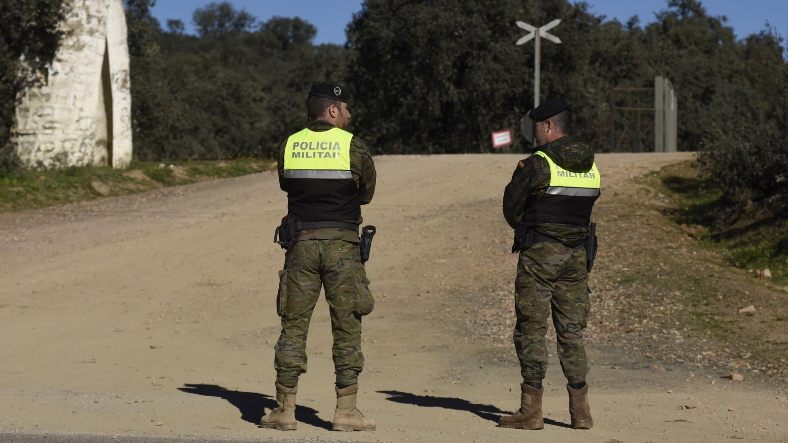 Militares acordonando el lugar donde se localizaron a los dos soldados fallecidos en Cerro Muriano.