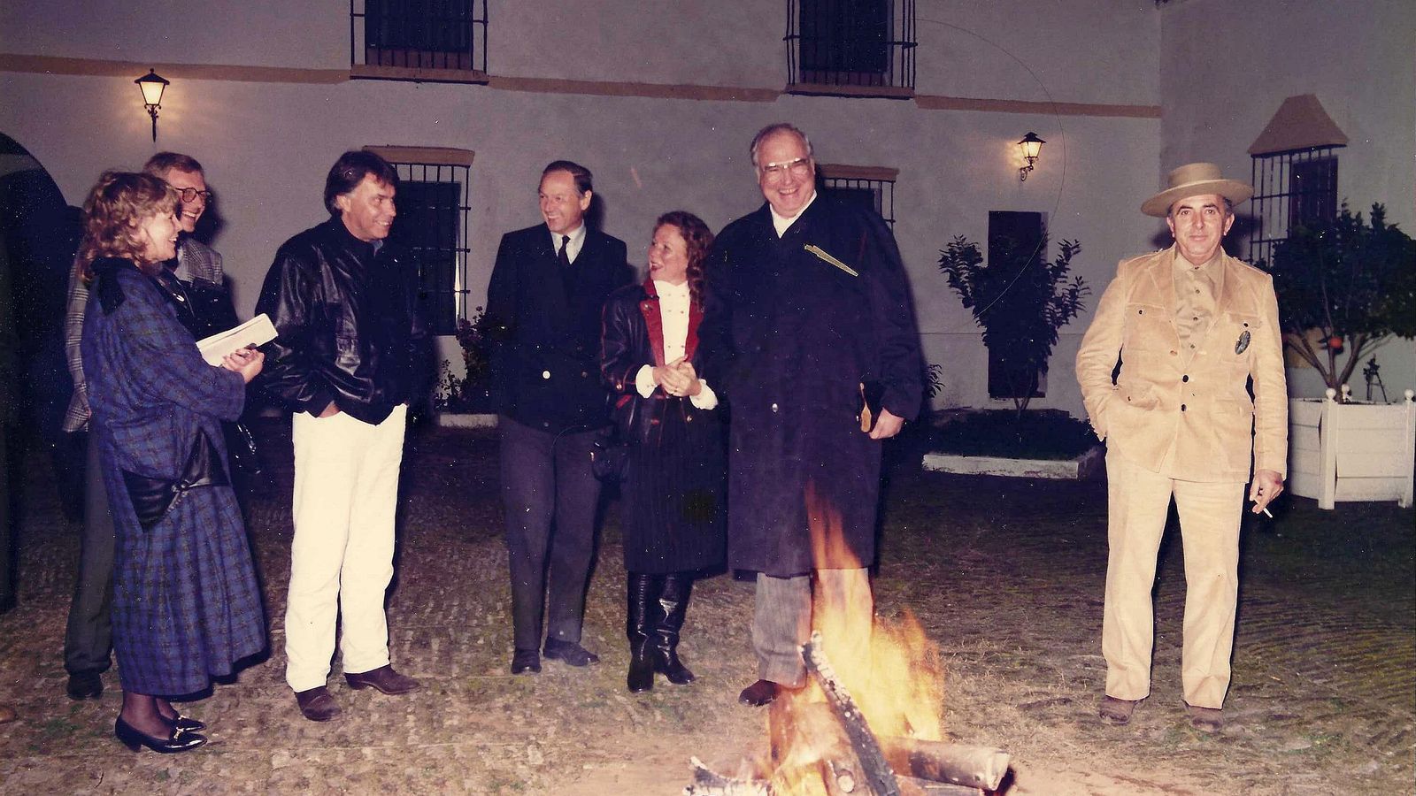 José Boixo compartiendo el fuego con Felipe González, Helmut Kohl y otros invitados en Doñana.