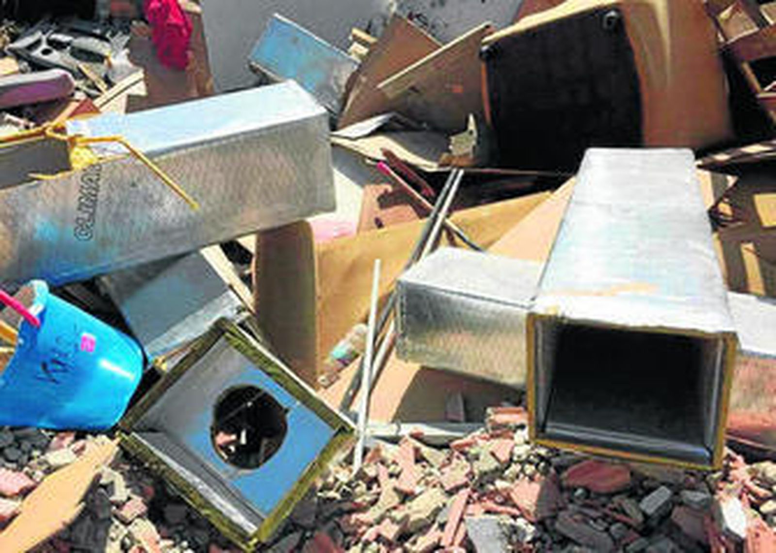 Restos de amianto en un punto de limpio en una foto aportada por CSIF.