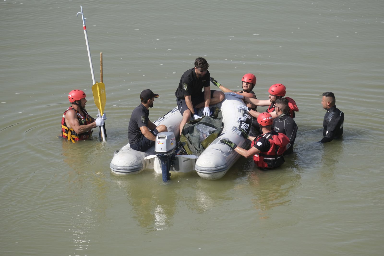 Así ha sido el rescate del cuerpo del joven ahogado en el Guadalquivir