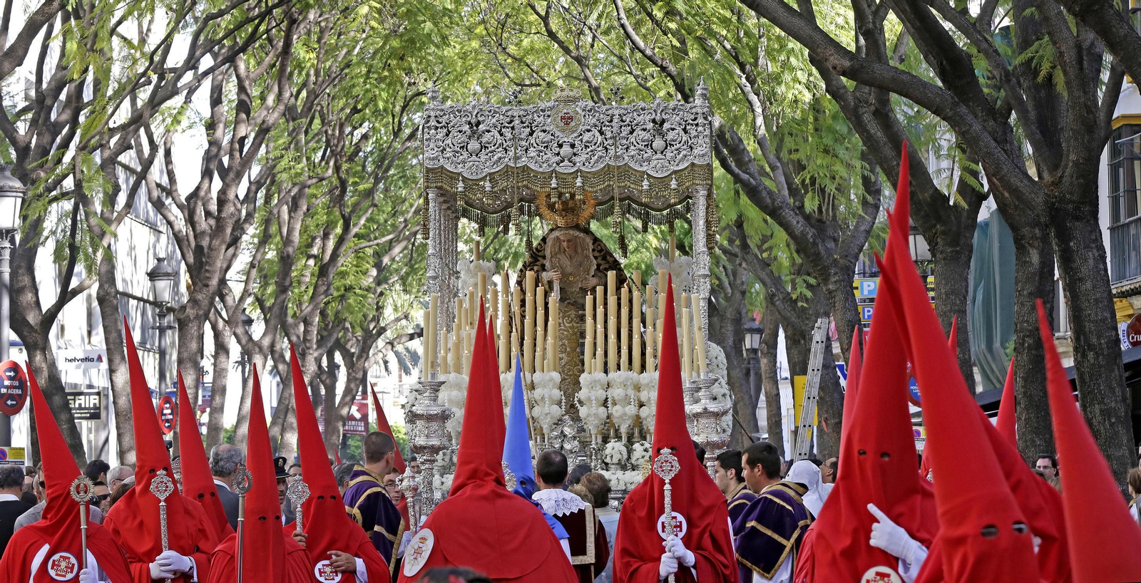 La Virgen de la Paz, en una salida procesional anterior al robo de las joyas.