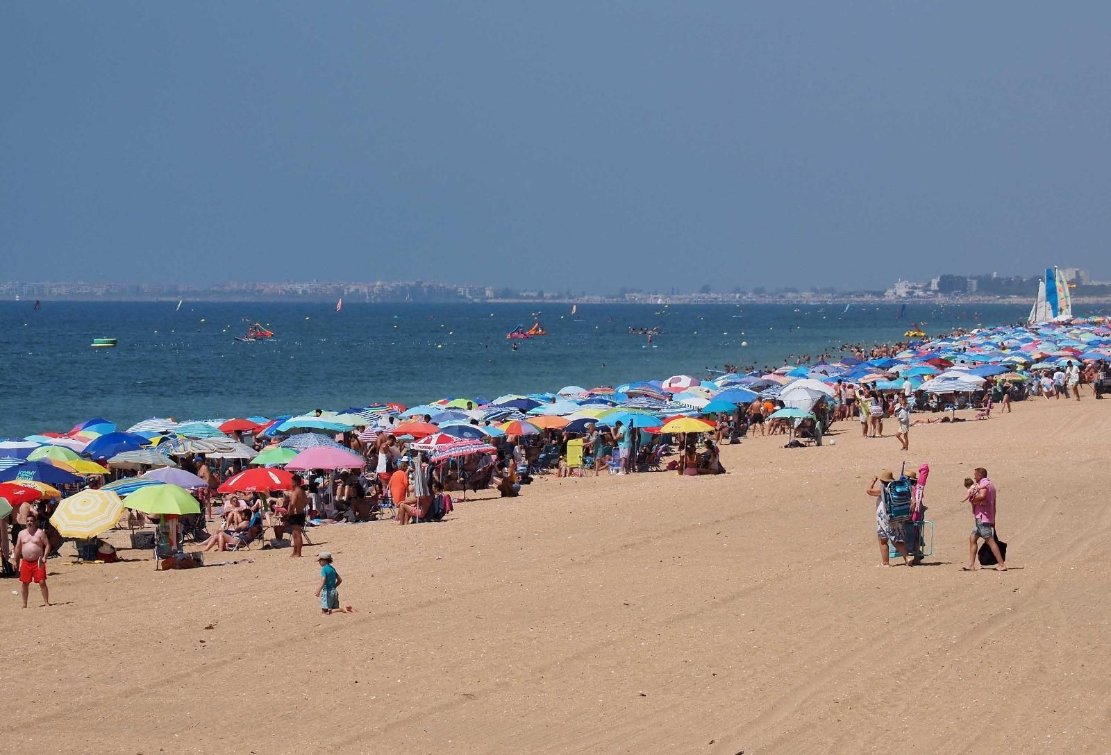 Ambiente de la playa de La Antilla a rebosar en un caluroso día