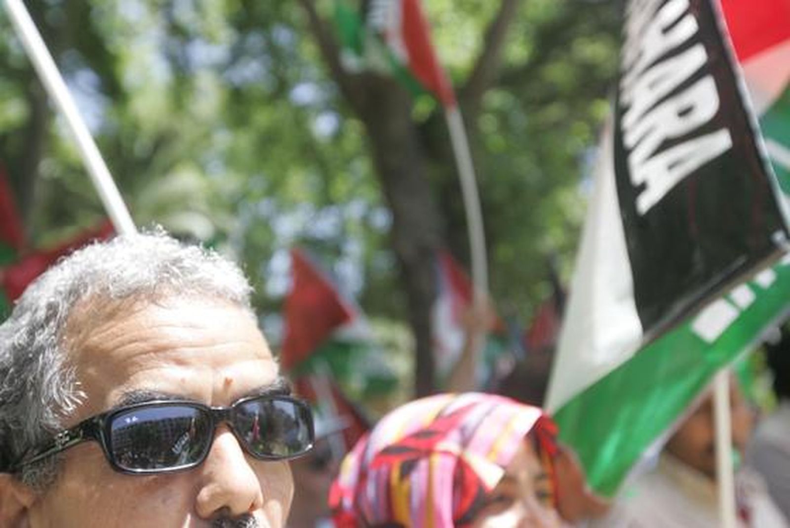 Unas 200 personas reclaman el Sahara libre antes el Consulado de Marruecos donde les responden unos 30 marroquíes gritando y besando la bandera de su país./Fotos:J.M.Quiñones

Foto: J.M.Q.