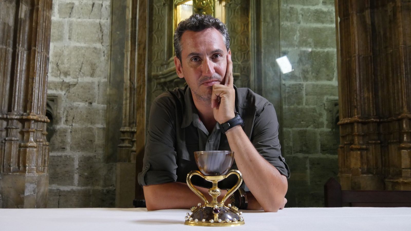 Fernández Bueno con el grial.