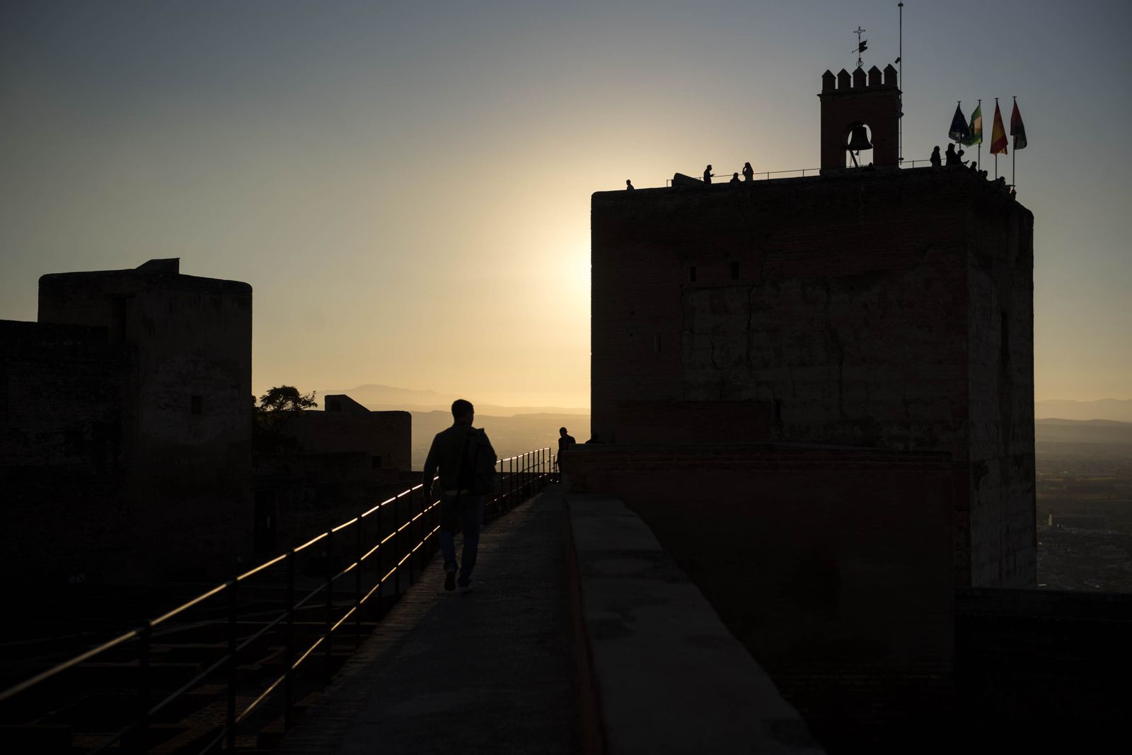La publicación muestra puntos de interés, tradiciones y gastronomía típica de la ciudad.