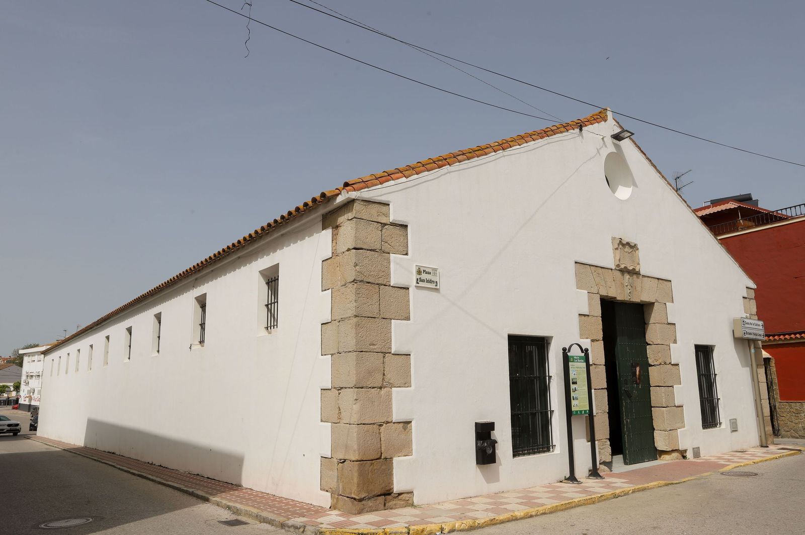 Fachada principal del edifico del Pósito de Los Barrios.