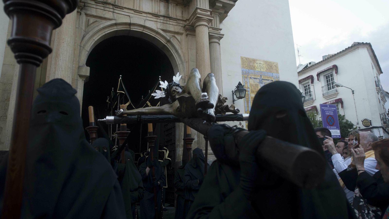 El Cristo de la Salud, saliendo de la Trinidad.