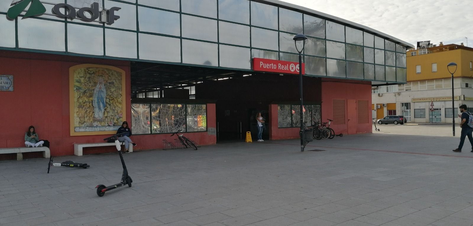 La Junta planteaba hace 23 años conectar por tren Puerto Real (en la imagen la entrada a su estación) y Algeciras.