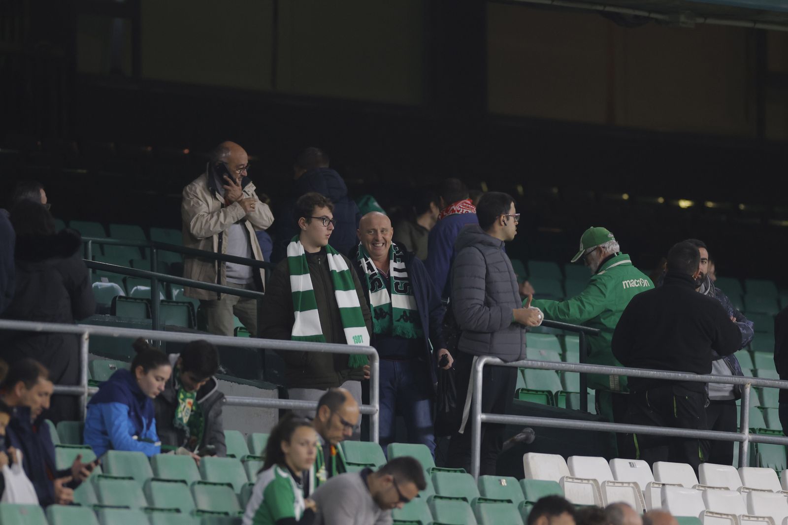 Búscate en las fotos del Betis-Barcelona