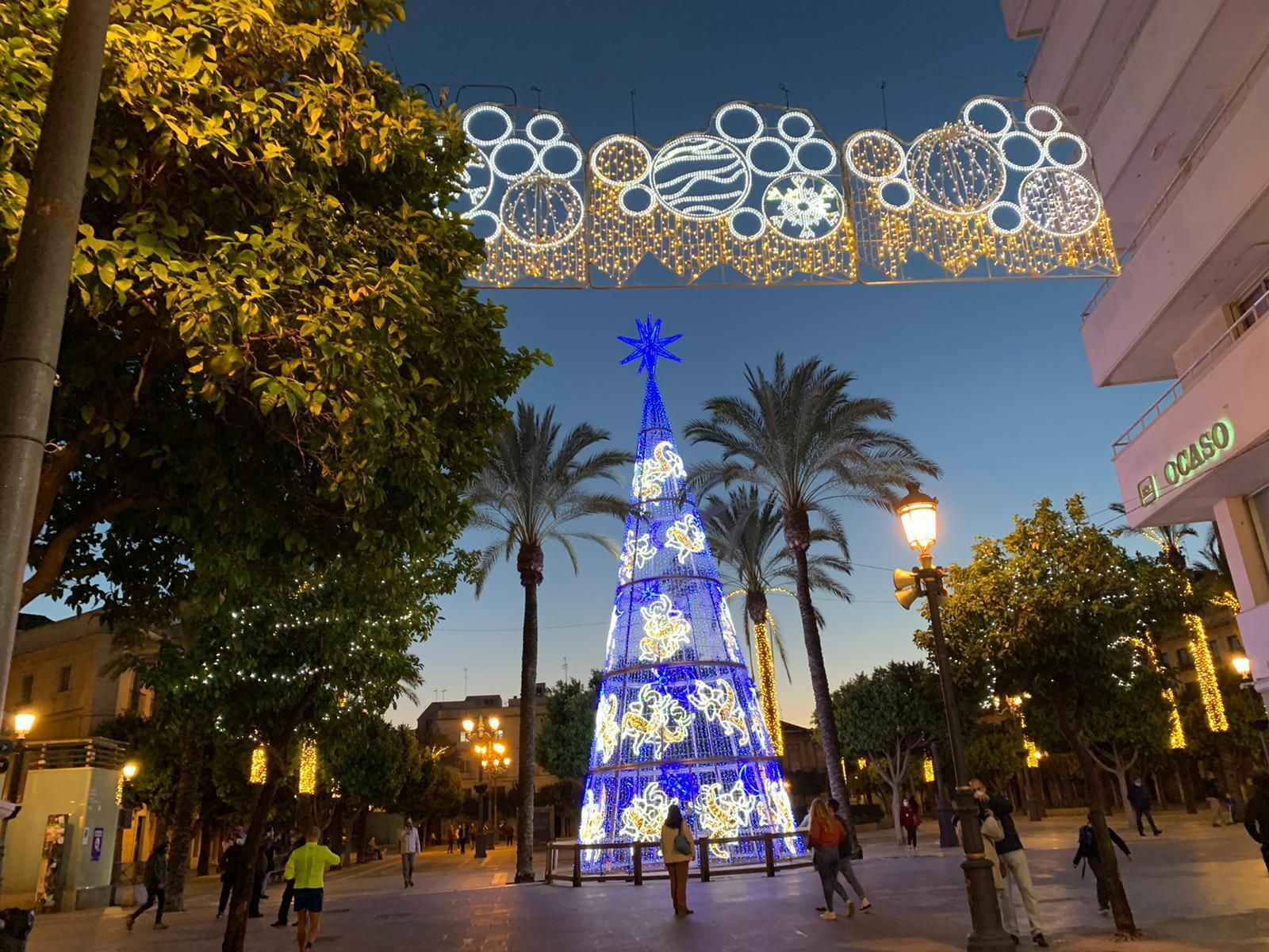 Iluminación navideña este miércoles en la plaza del Arenal.