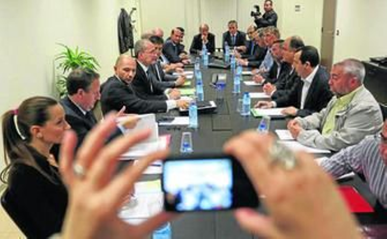 Representantes del Ayuntamiento de Málaga, la Junta de Andalucía y las empresas concesionarias, reunidos ayer.