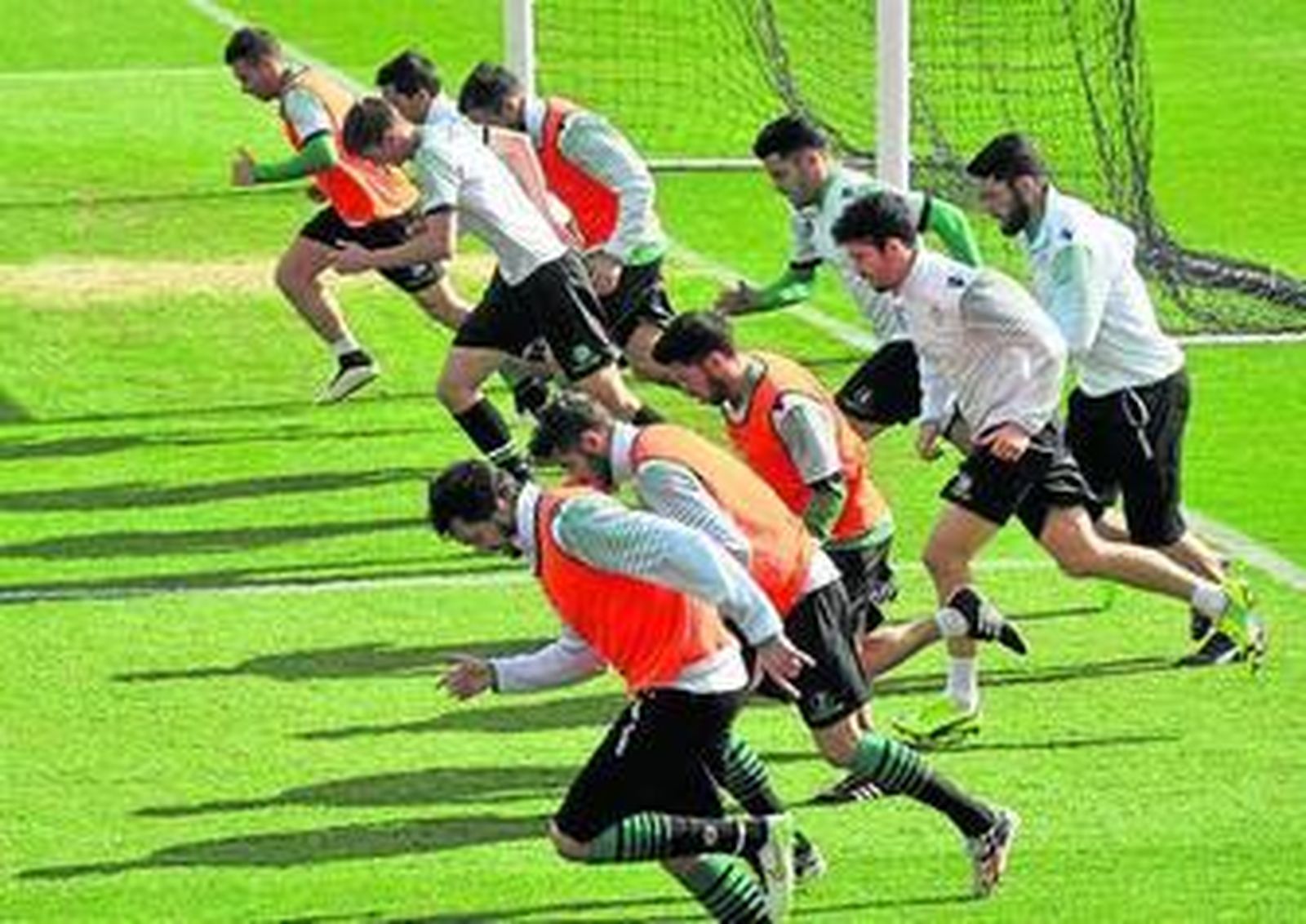 Los jugadores béticos realizan series para finalizar el entrenamiento.