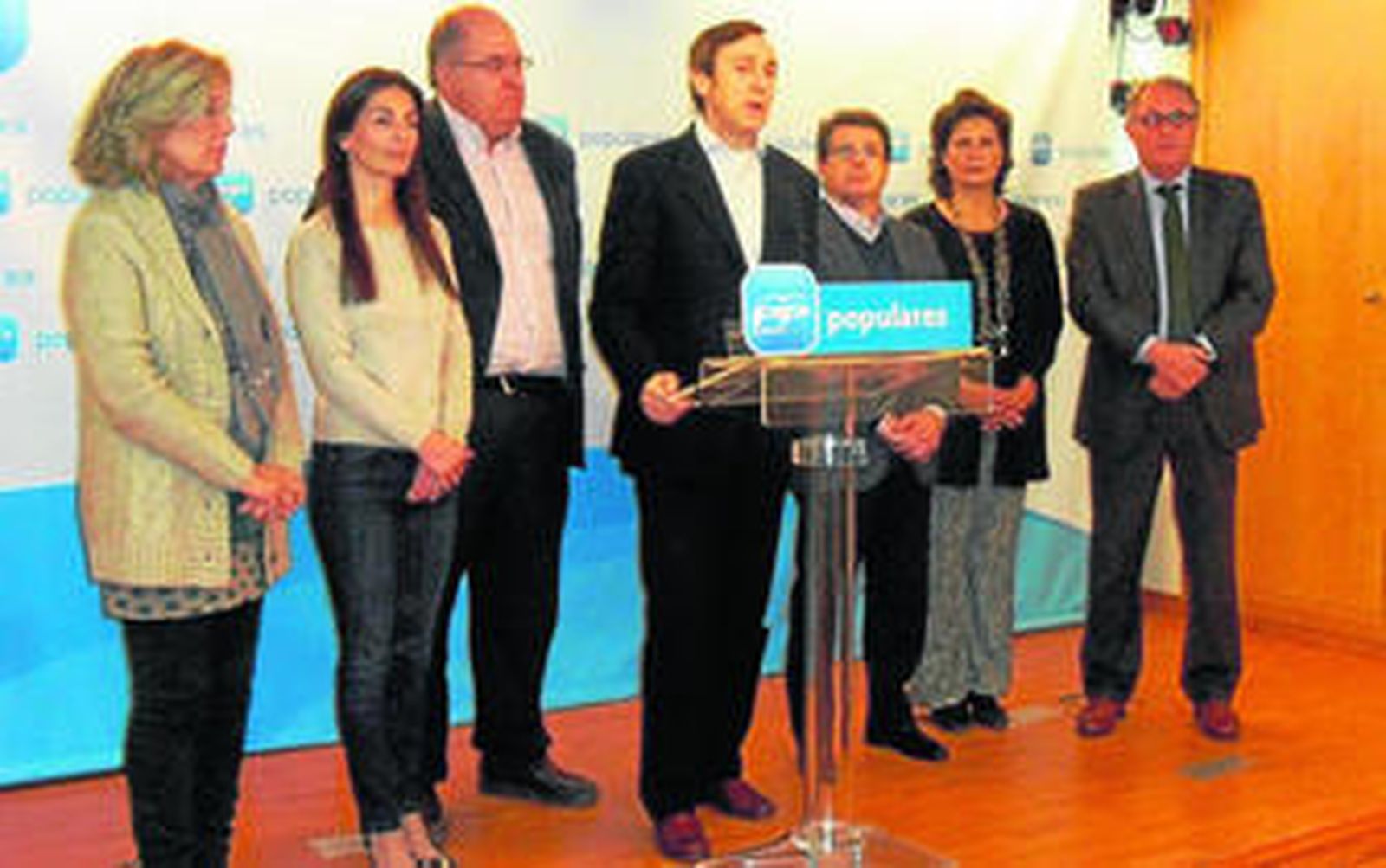 Los diputados y senadores del PP de Almería comparecieron ayer en la sede provincial para valorar la reforma fiscal del Gobierno.