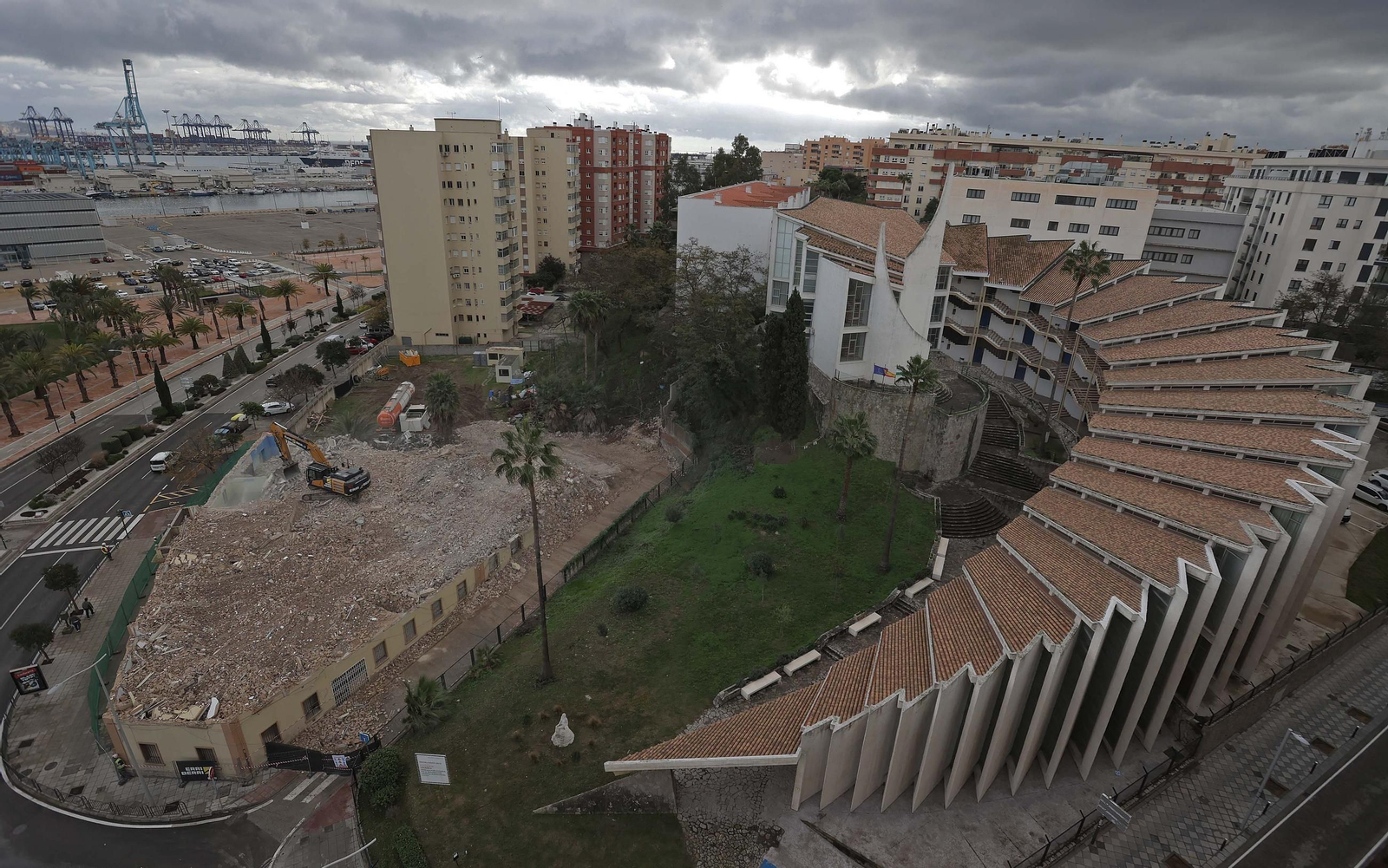 Fotos de los trabajos de demolición de las viviendas militares de la avenida Virgen del Carmen en Algeciras