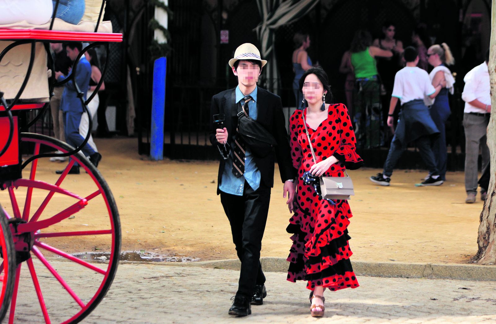 Turistas asiáticos en la pasada y calurosa Feria de Sevilla