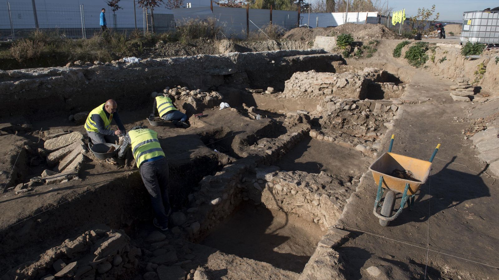 Trabajadores durante la excavación.