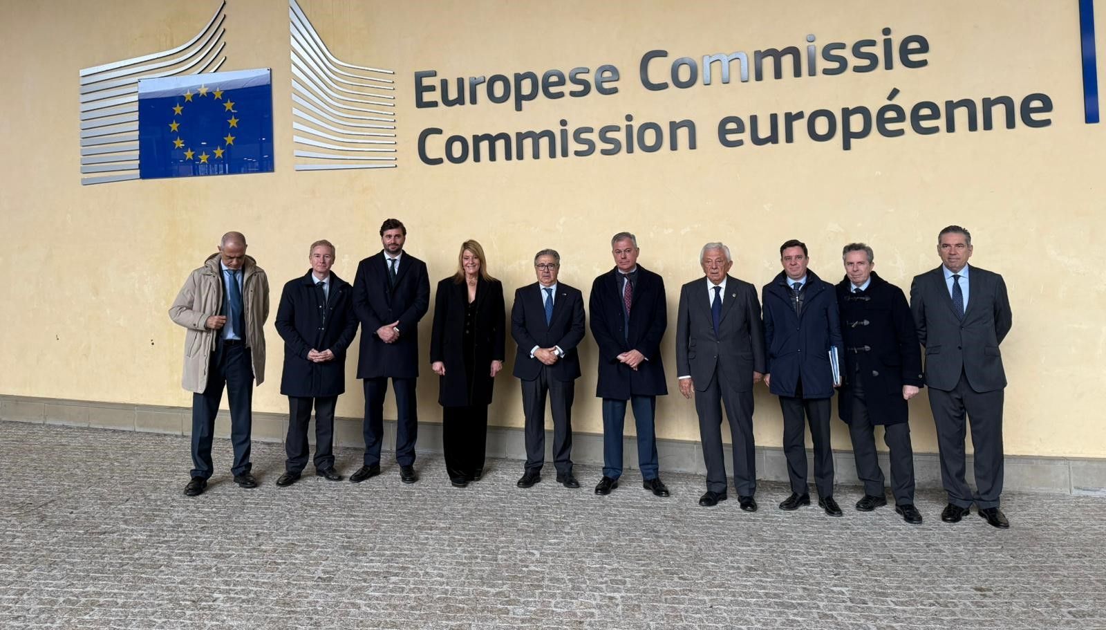 Delegación institucional encabezada por los presidentes de las cámaras de comercio de Huelva y Sevilla, junto a la alcaldesa onubense y el regidor hispalense en Bruselas.