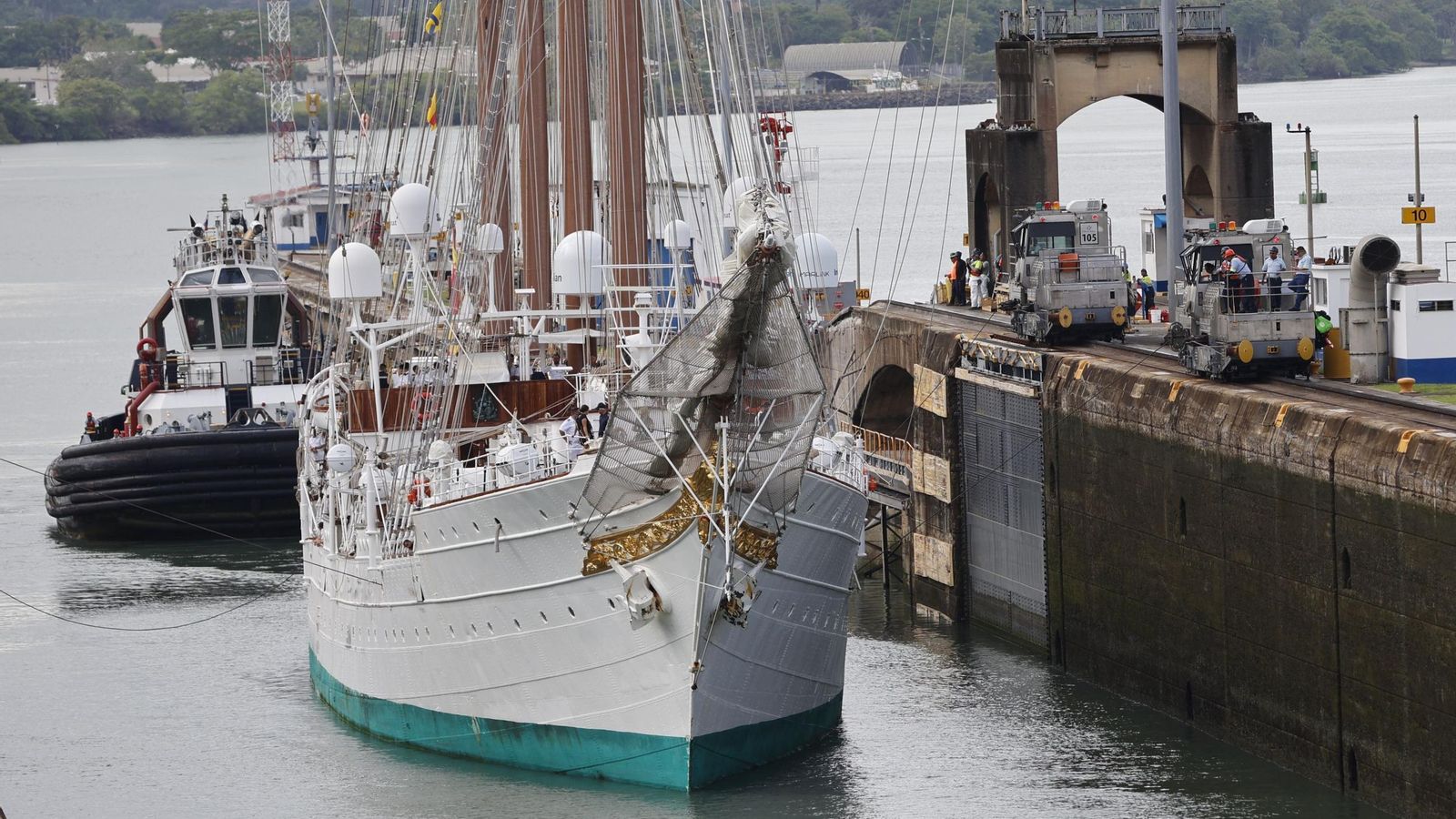 Así ha cruzado el 'Juan Sebastián de Elcano' el Canal de Panamá