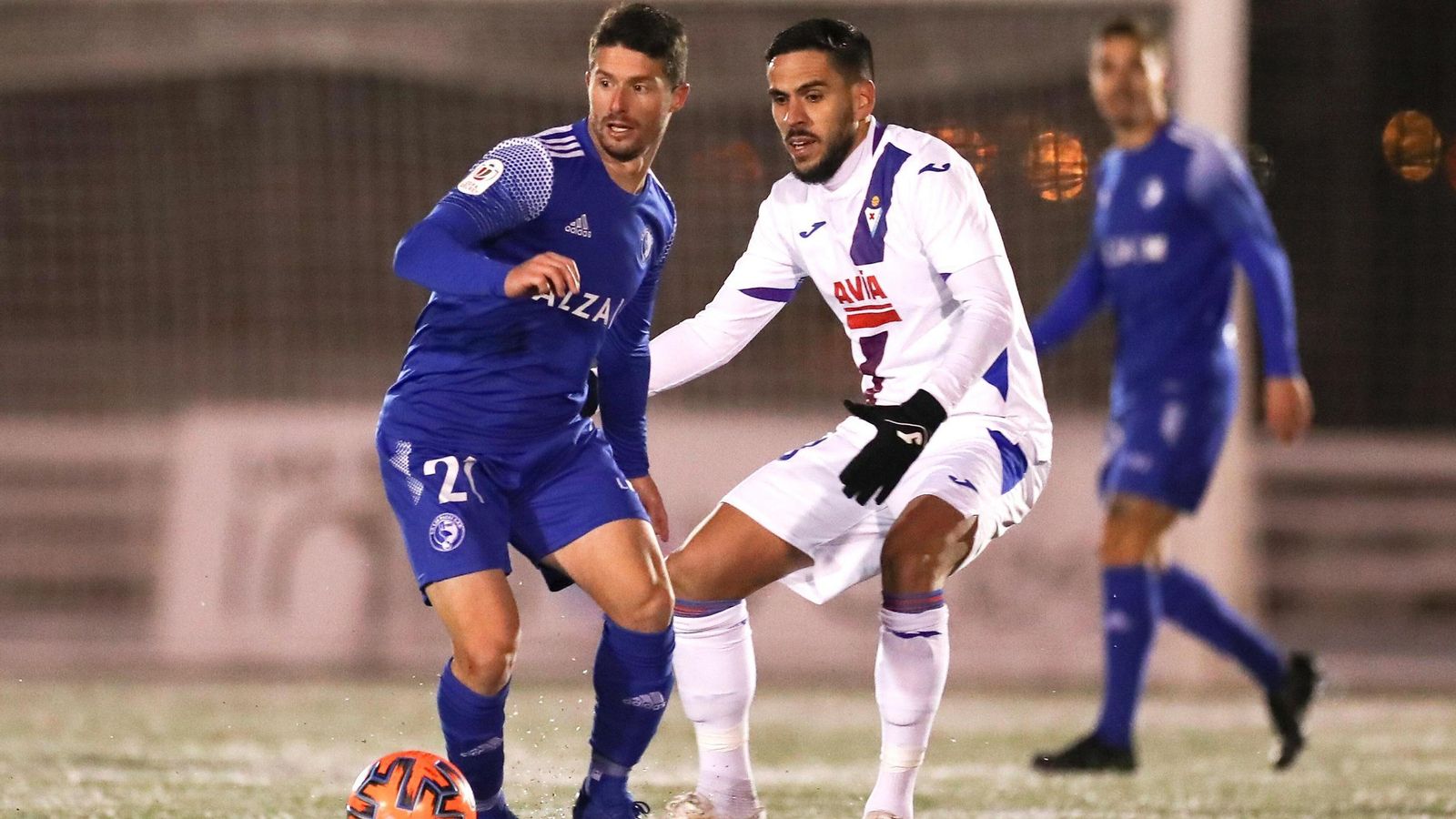 Adrián Carrasco, jugador de Las Rozas, se mide a Recio del Eibar en una ronda de Copa del Rey.