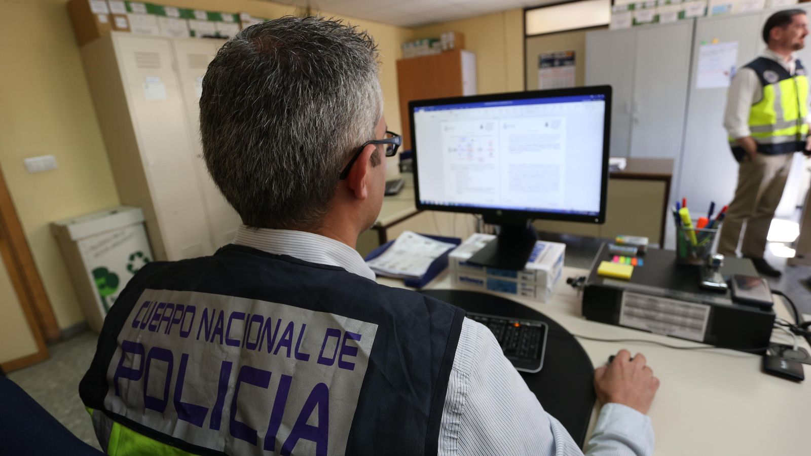 Un policía nacional investiga una estafa en Sevilla.