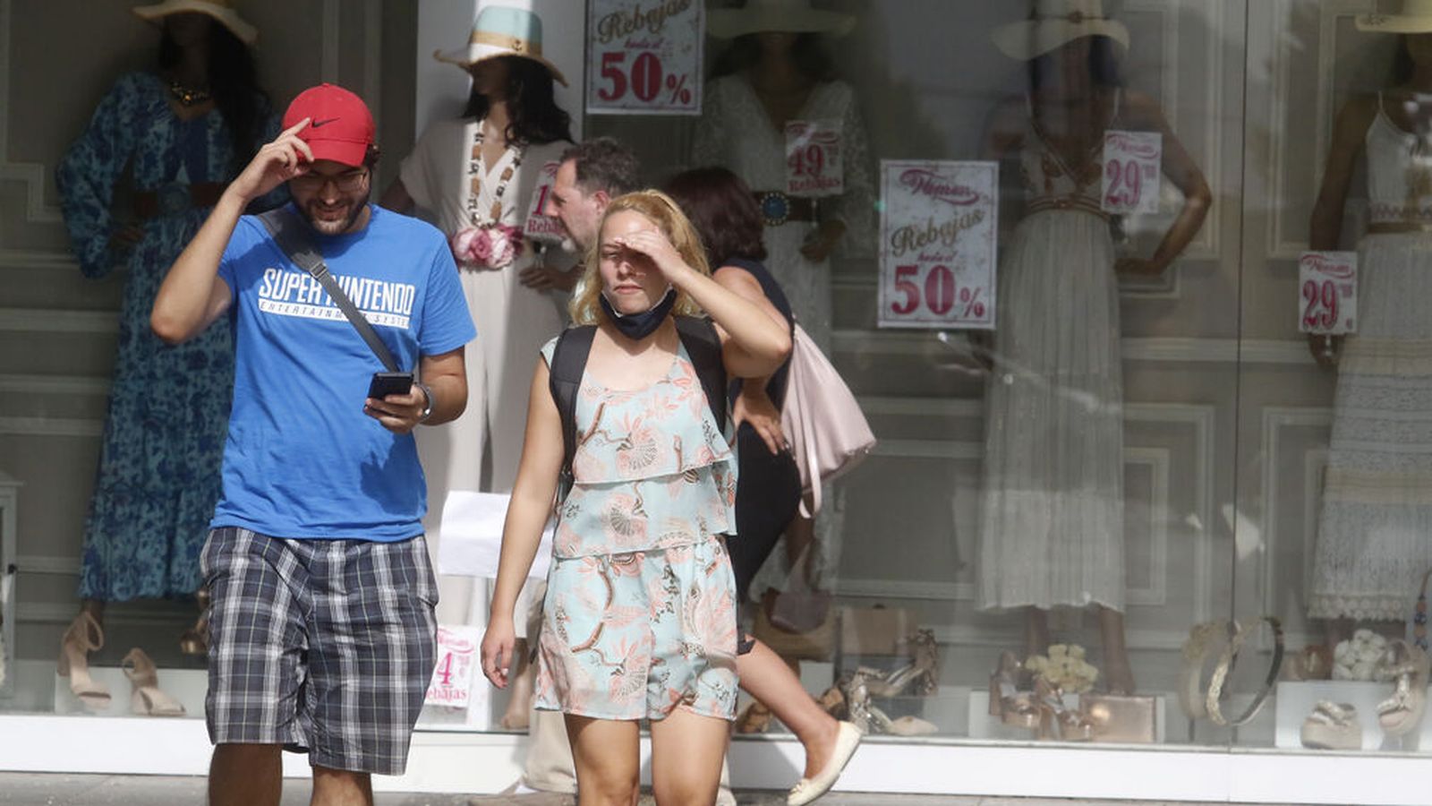 Dos personas caminan por una de las calles de Córdoba.