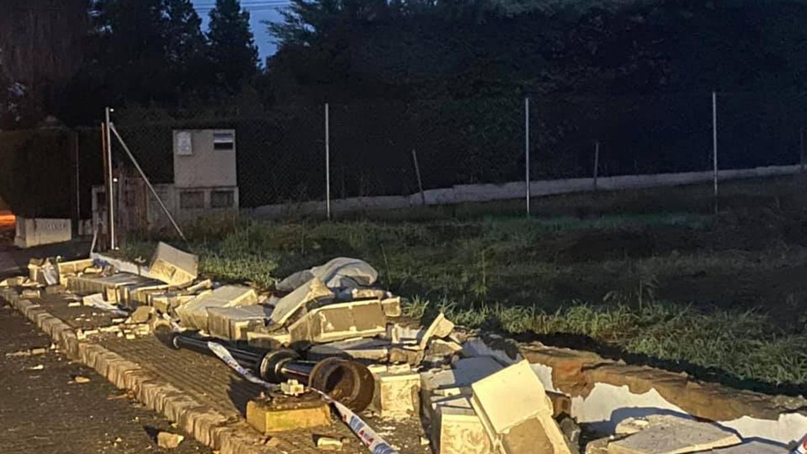 El viento derribó muros y farolas en Cartaya