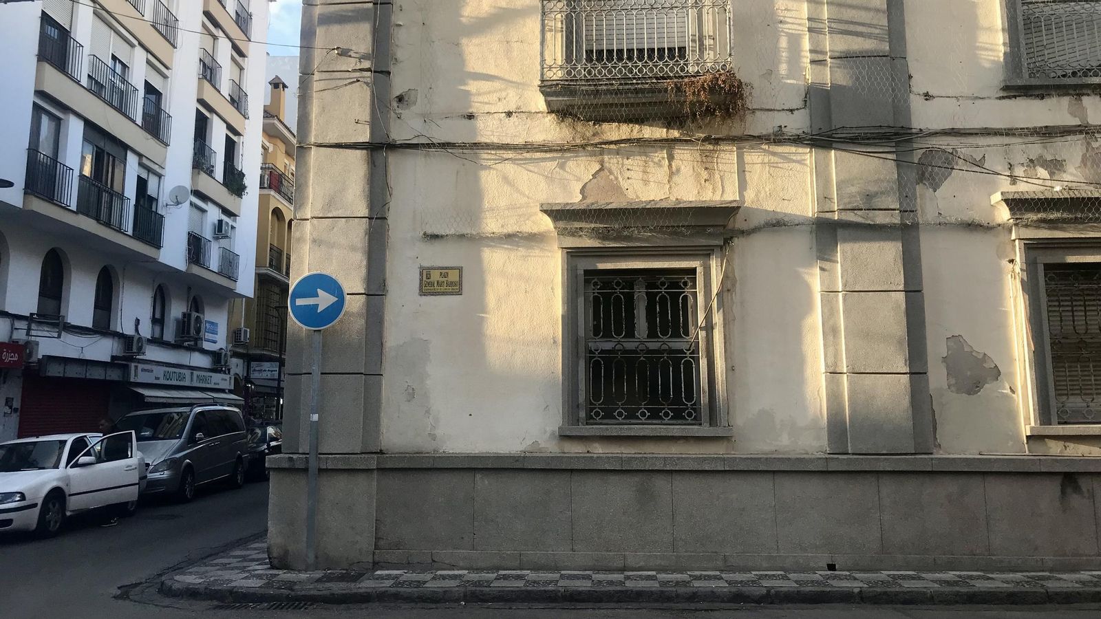 La plaza General Martí Barroso, donde un indigente escupió en el escote a tres mujeres.