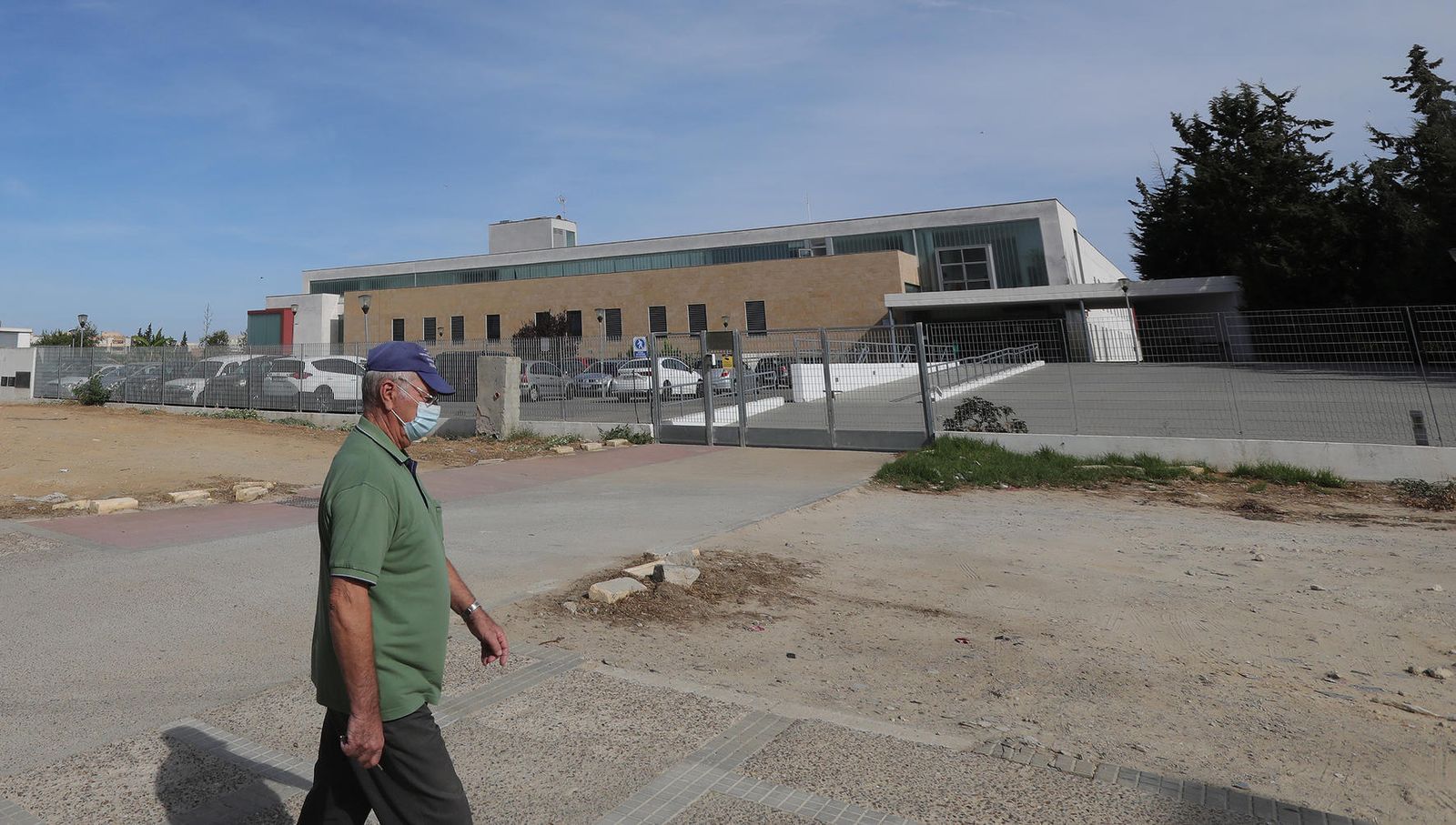 Un hombre pasea ante el centro de acogida 'San José'.