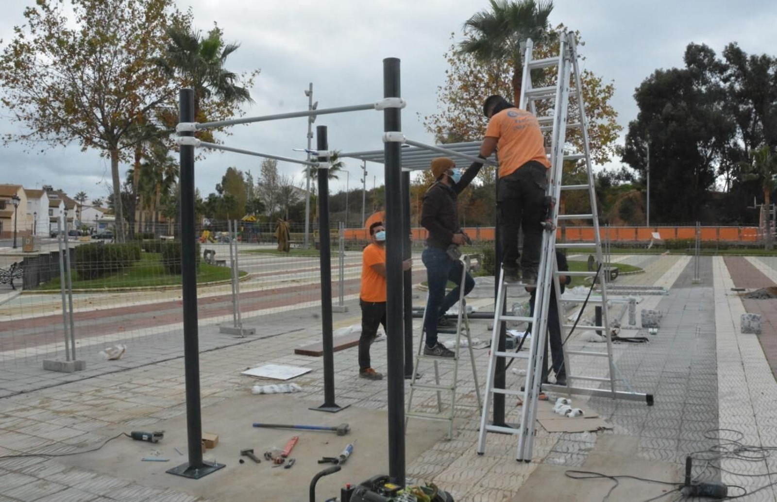 Una empresa especializada está ultimando la instalación deportiva.